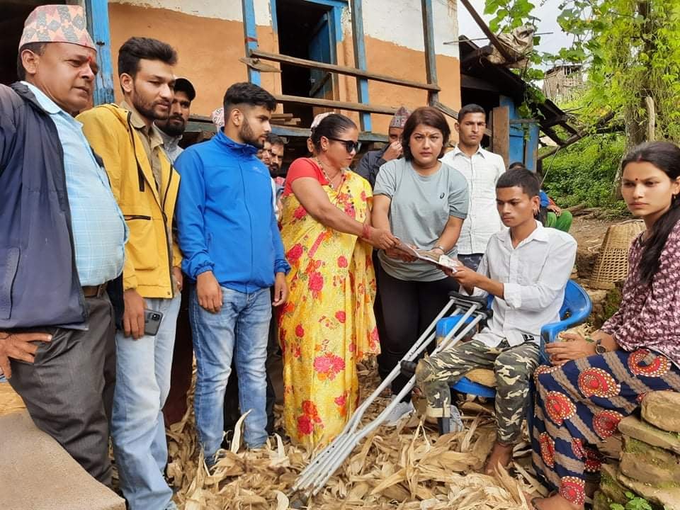 दुर्घटनामा परि खुट्टा गुमाएका दैलेखका सार्कीलाई एक लाख बढिको सहयोग