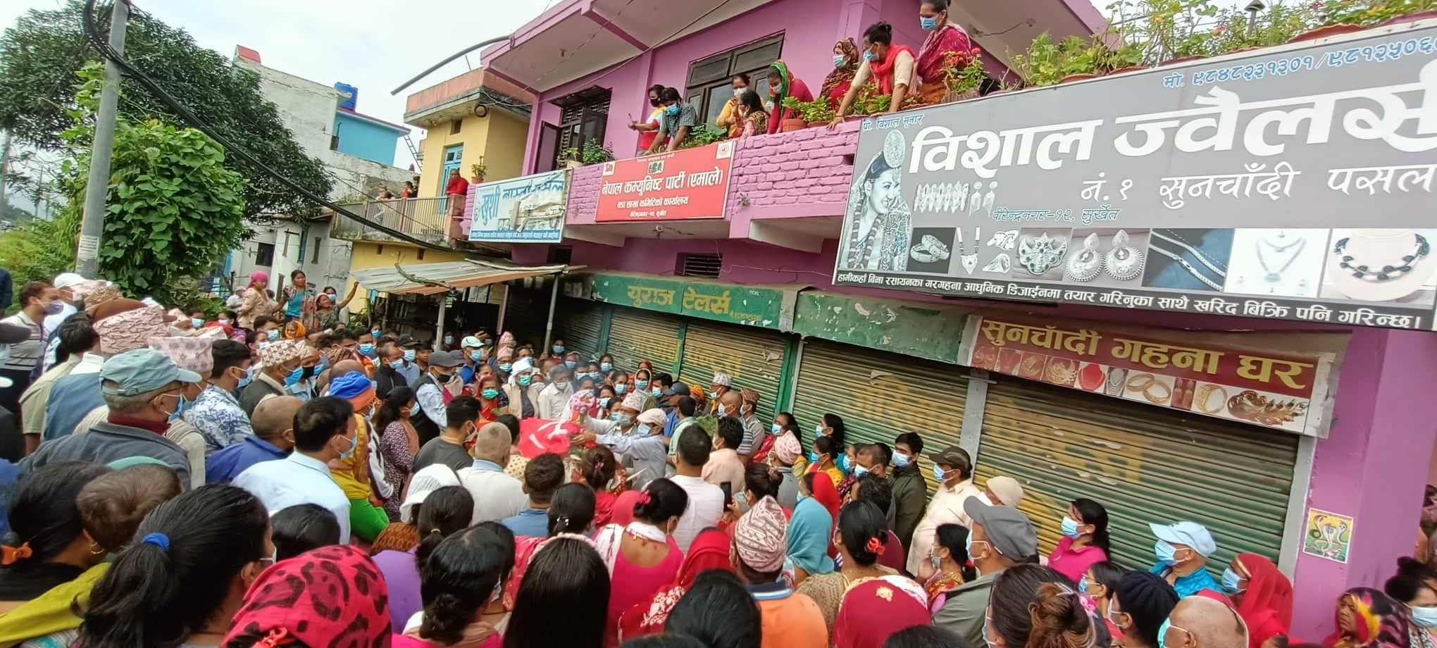 सुर्खेती समाजसेवी ओम प्रकाशको अन्तिम संस्कार हुँदै, श्रद्धाञ्जली दिन उर्लियो भीड