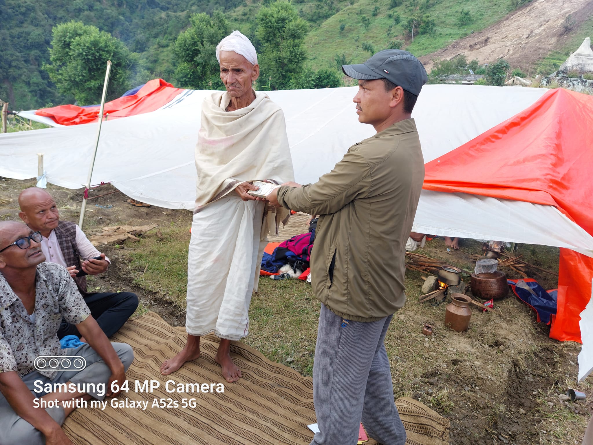 तुर्माखाद गाउँपालिकाद्धारा पहिरोमा परेर ज्यान गुमाउने परिवारलाई राहत प्रदान