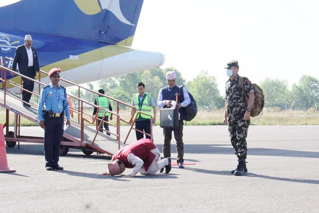 अप्राकृतिक गठबन्धन भत्काएको भन्दै रमाएका उपप्रधानमन्त्री खड्काको सुर्खेत विमानस्थलमा रमिता